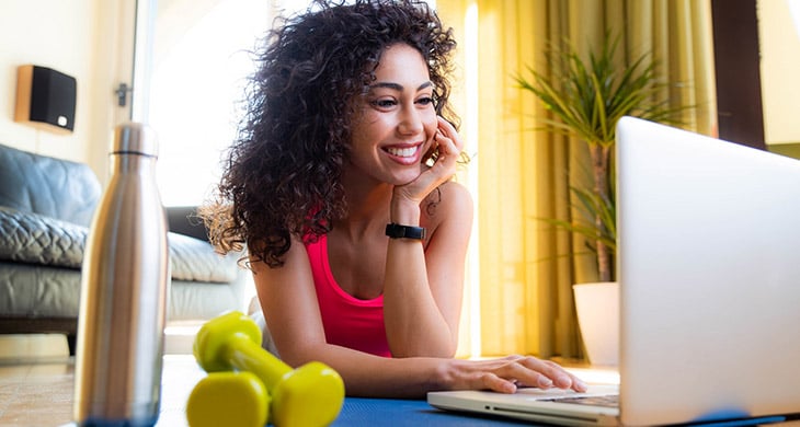 pessoa sorrindo e realizando uma consulta online com um nutricionista do Clude Saúde